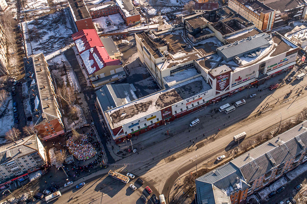 Sebuah foto udara menunjukkan Mall Winter Cherry yang terbakar di kota Kemerovo, kawasan Siberia.