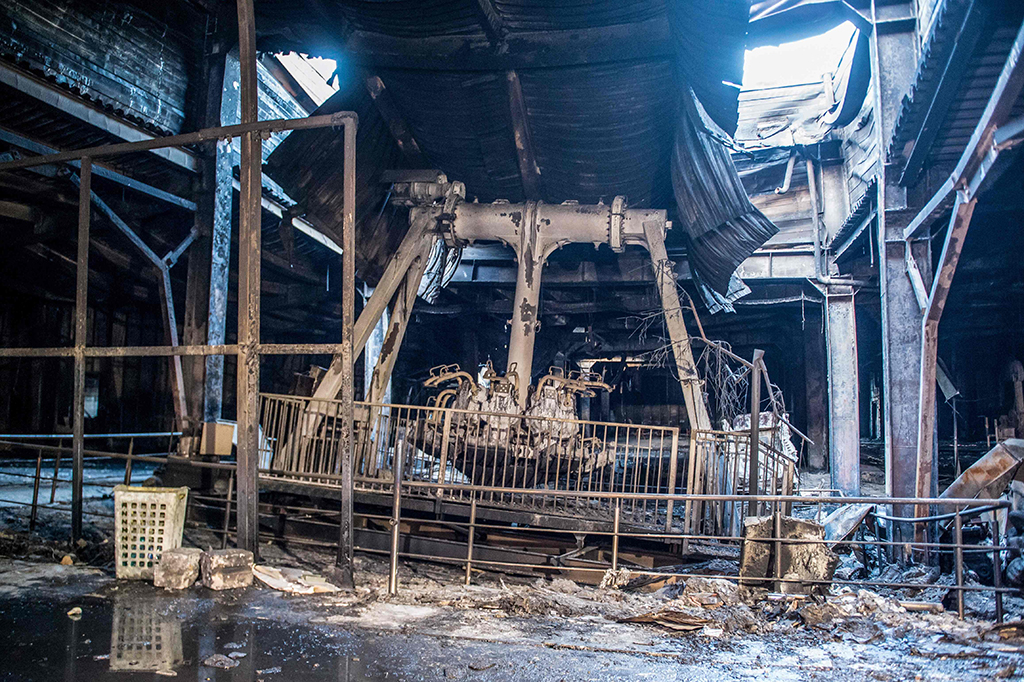 Penyebab terjadinya kebakaran itu masih belum diketahui secara pasti. Beberapa laporan menyebutkan api berasal dari pemantik api yang disalahgunakan di arena bermain anak-anak, namun, laporan lain mengklaim bahwa kebakaran terjadi alkibat kerusakan kabel listrik. 