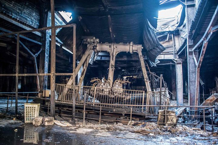 Penyebab terjadinya kebakaran itu masih belum diketahui secara pasti. Beberapa laporan menyebutkan api berasal dari pemantik api yang disalahgunakan di arena bermain anak-anak, namun, laporan lain mengklaim bahwa kebakaran terjadi alkibat kerusakan kabel listrik. 