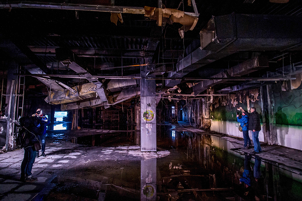 Kondisi bagian dalam Mall Winter Cherry yang terbakar di kota Kemerovo, kawasan Siberia.
