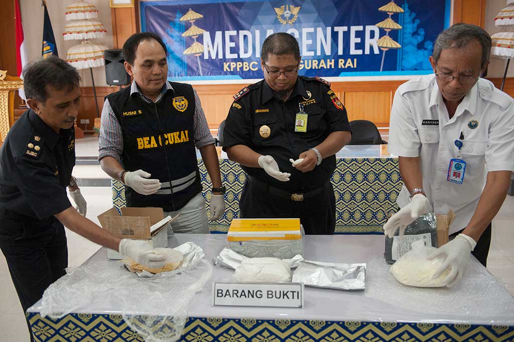 Petugas Bea Cukai Ngurah Rai Bali dan Badan Narkotika Nasional (BNN) Provinsi Bali memeriksa barang bukti berupa paket narkotika golongan I yang dikirim lewat Pos dalam konferensi pers di Kantor Bea Cukai Ngurah Rai, Denpasar, Kamis, 29 Maret 2018. 
