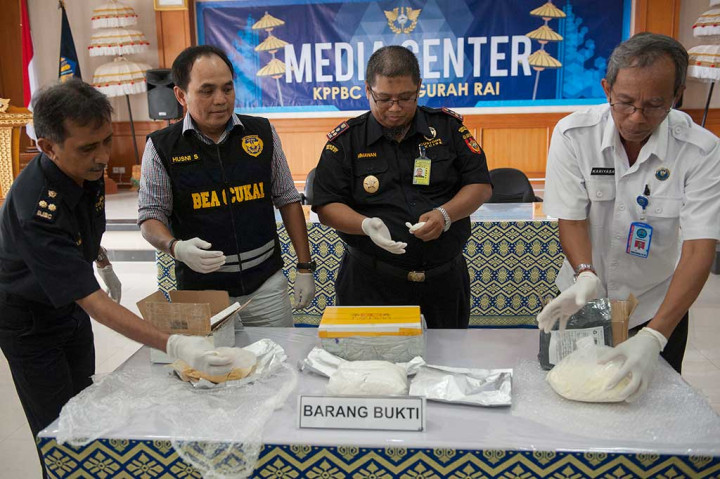 Petugas Bea Cukai Ngurah Rai Bali dan Badan Narkotika Nasional (BNN) Provinsi Bali memeriksa barang bukti berupa paket narkotika golongan I yang dikirim lewat Pos dalam konferensi pers di Kantor Bea Cukai Ngurah Rai, Denpasar, Kamis, 29 Maret 2018. 