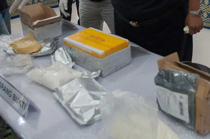 Bea Cukai Ngurah Rai menggagalkan pengiriman dua paket narkoba dengan berat total 1,01Kg berisi zat ADB Chminaca dari Tiongkok dan satu paket seberat 1,01Kg berisi zat AMB Fubinaca dari Belanda yang diduga bahan tembakau gorila dan berkaitan dengan tersangka yang telah ditangkap beberapa waktu lalu di Denpasar. 