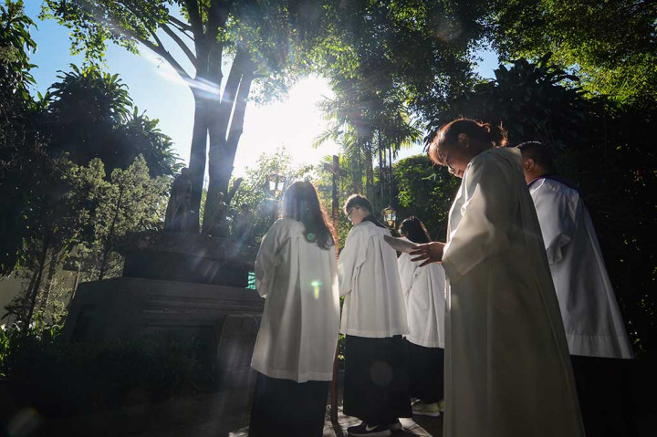 Umat Kristiani melakukan prosesi jalan salib di Gereja Katolik Santa Maria Fatima Pertapaan Karmel, Lembang, Kabupaten Bandung Barat, Jumat, 30 Maret 2018. ANTARA/Raisan Al Farisi