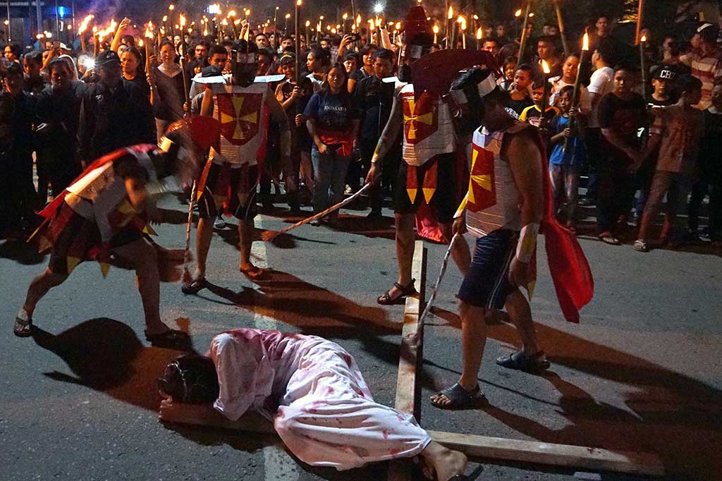 Proses jalan salib juga dilakukan oleh umat Kristiani di Gereja Imannuel, Kota Gorontalo, Kamis, 29 Maret 2018 malam. Jalan Salib dan pawai obor tersebut dilakukan untuk menghayati makna wafatnya Isa Almasih. 