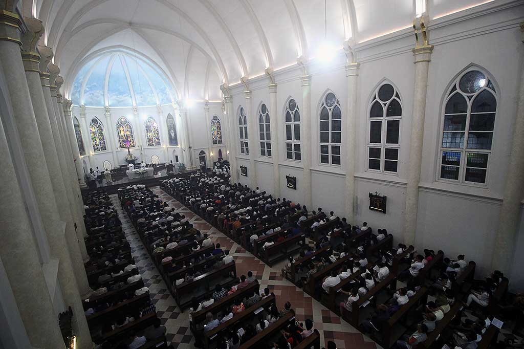Sementara itu umat Kristiani memenuhi Gereja Katolik Kelahiran Santa Perawan Maria di Surabaya, Jawa Timur, Kamis, untuk mengikuti misa Kamis Putih. Misa Kamis Putih merupakan rangkaian dari Tri Hari Suci Paskah untuk memeringati perjamuan Kudus Yesus bersama 12 muridnya pada malam terakhir sebelum disalib. ANTARA/Moch Asim