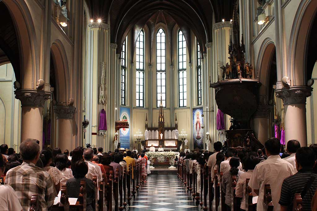 Umat Kristiani juga mengikuti jalannya Misa Kamis Putih di Gereja Katedral, Jakarta, Kamis. ANTARA/Dhemas Reviyanto