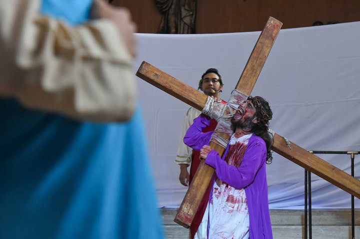 Umat Kristiani memperagakan drama penyaliban Yesus di Gereja Santa Maria Regina di Bintaro, Tangerang Selatan, Banten, Jumat, 30 Maret 2018. ANTARA/Hafidz Mubarak A