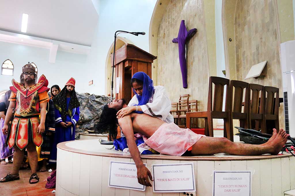 Umat Katolik memvisualisasikan drama penyaliban Yesus pada Tablo Jalan Salib, di Gereja Katolik Paroki Santo Paulus Pasar Merah, di Medan, Sumatera Utara. ANTARA/Irsan Mulyadi