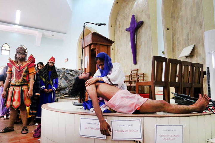 Umat Katolik memvisualisasikan drama penyaliban Yesus pada Tablo Jalan Salib, di Gereja Katolik Paroki Santo Paulus Pasar Merah, di Medan, Sumatera Utara. ANTARA/Irsan Mulyadi