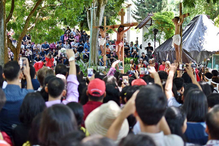 Sejumlah umat Kristiani melakukan visualisasi prosesi Jalan Salib di Kompleks Gua Maria Kerep, Ambarawa, Kabupaten Semarang, Jawa Tengah. ANTARA/Aditya Pradana Putra