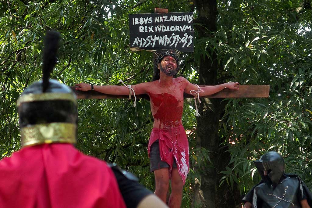Umat Kristiani memperagakan drama penyaliban Yesus di pelataran Gereja Santa Theresia Semarang, Jawa Tengah. ANTARA/R Rekotomo