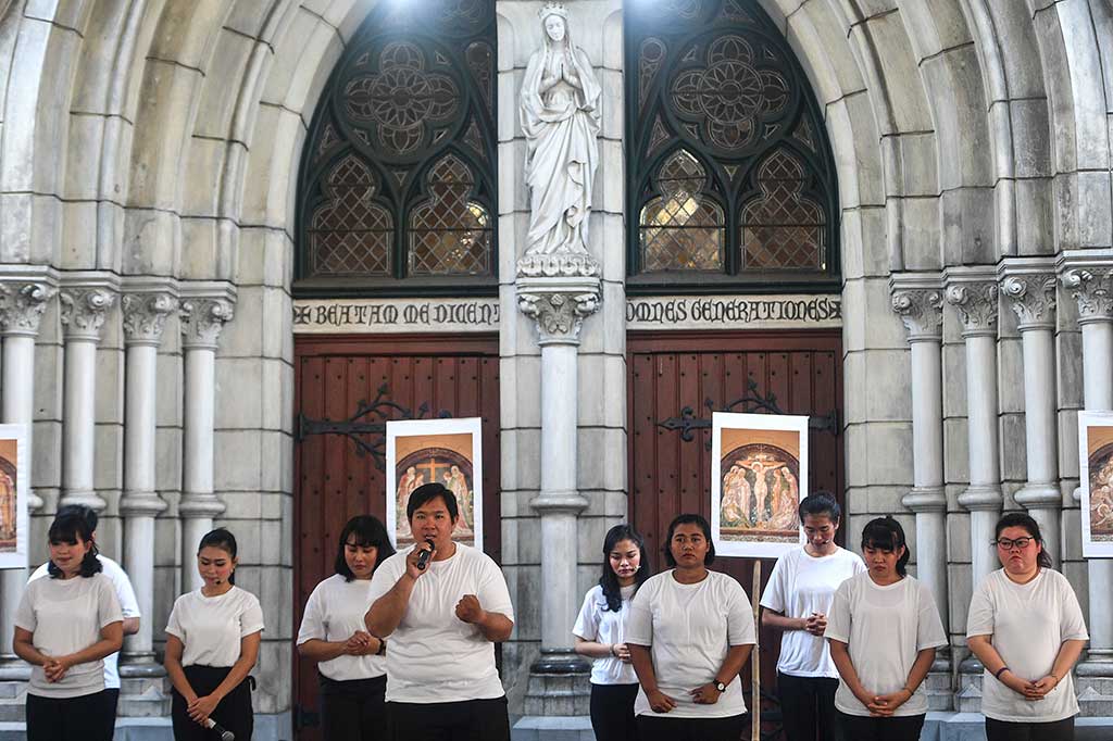 Umat Katolik memerankan visualisasi Jalan Salib di Gereja Katedral, Jakarta. ANTARA/Sigid Kurniawan