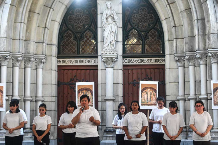 Umat Katolik memerankan visualisasi Jalan Salib di Gereja Katedral, Jakarta. ANTARA/Sigid Kurniawan