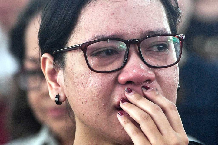 Umat Katolik menangis saat melihat visualisasi Jalan Salib di Gereja Katedral, Jakarta. ANTARA/Sigid Kurniawan