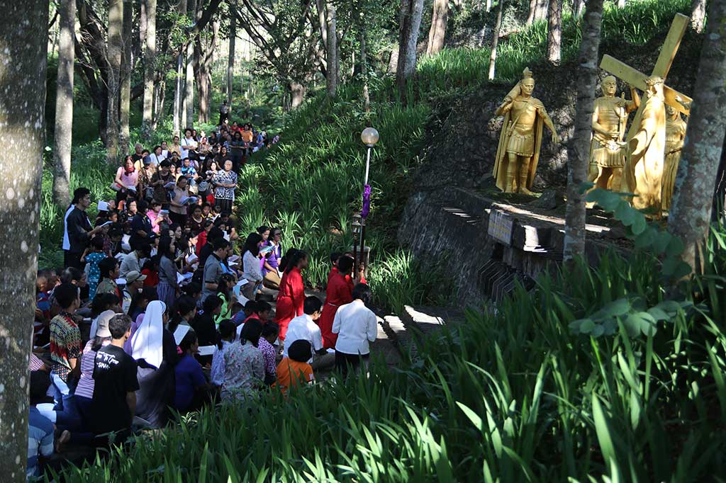 Umat Kristiani berdoa di depan diorama penyaliban Yesus Kristus saat prosesi Jalan Salib di lereng gunung Wilis Desa Pohsarang, Kediri, Jawa Timur. ANTARA/Prasetia Fauzani