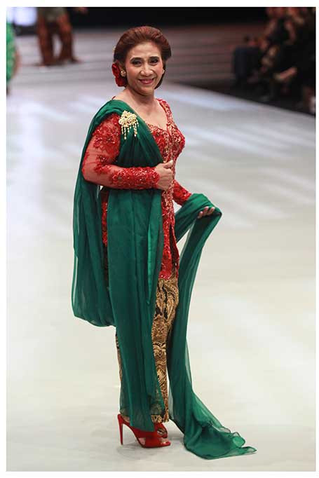 Menteri Kelautan dan Perikanan Susi Pudjiastuti tampak anggun dan elegan saat membawakan busana karya Anne Avantie yang sudah 29 tahun berkarya, pada Indonesia Fashion Week 2018 di Jakarta Convention Center, Jakarta, Kamis, 29 Maret 2018.