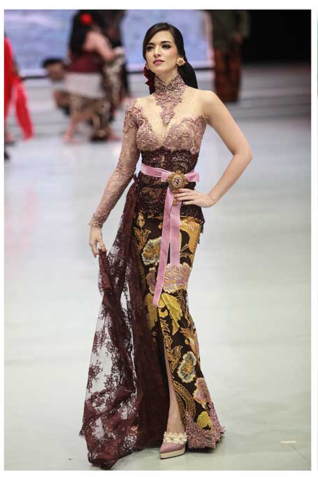 Aktris Nia Ramadani membawakan busana karya Anne Avantie dalam '29 Tahun Anne Avantie Berkarya' di Jakarta Convention Center, Jakarta.