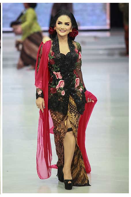 Aktris Krisdayanti membawakan busana karya Anne Avantie dalam pagelaran bertema 'Sekarayu Sriwedari' di Jakarta Convention Center, Jakarta.