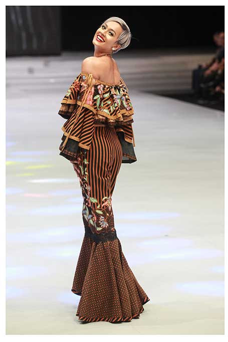 Super model Kimmy Jayanti berlenggang lenggok di atas catwalk saat membawakan busana karya Anne Avantie.