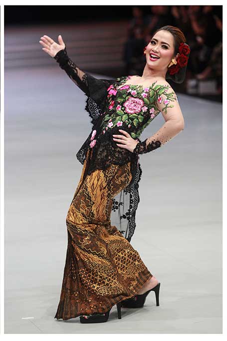 Tidak ketinggalan presenter Vega Darwanti juga tampil membawakan busana karya Anne Avantie.