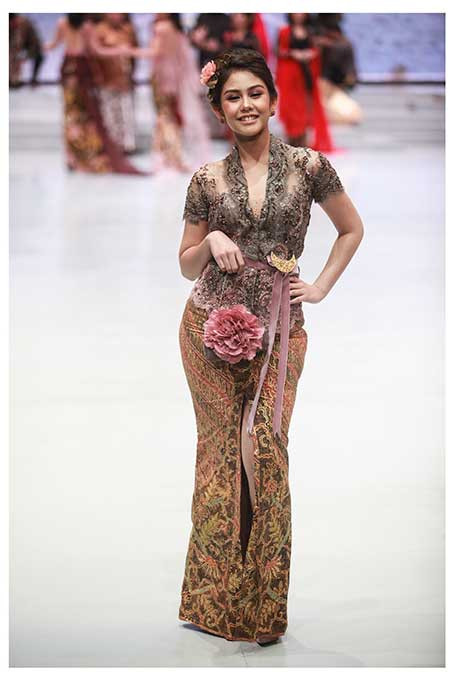 Aktris Vanesha Prescilla membawakan busana karya Anne Avantie. Peragakaan busana '29 Tahun Anne Avantie Berkarya' tersebut menampilkan 100 busana karya Anne Avantie.