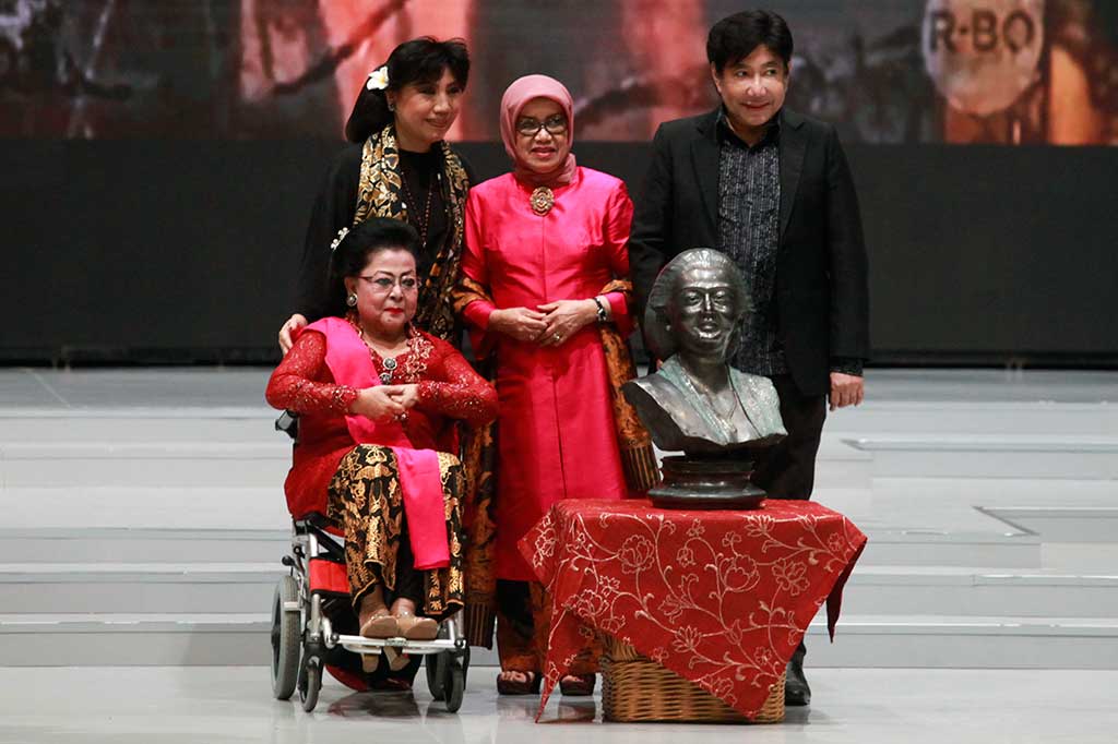 Dalam acara 29 Tahun berkarya di JCC, Anne Avantie membuat pagelaran khusus untuk penyanyi keroncong legendaris Waldjinah. Hadir dalam acara yang bertajuk 'Cinta Sumbangsih 60 tahun Waldjinah untuk Negeri' tersebut Ketua Umum Dekranas Mufidah Jusuf Kalla, Waldjinah, dan Putra Presiden Soekarno Guruh Soekarnoputra.