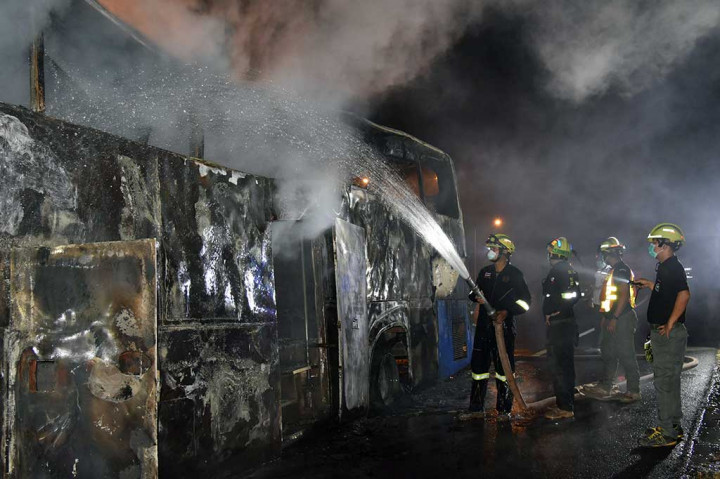 Bus yang membawa sekitar 47 migran Myanmar tersebut tiba-tiba terbakar saat melintasi jalan tol 12 di KM 60 Taman Nasional Taksin Maharat, Provinsi Tak. Sedikitnya 20 orang tewas dalam kecelakaan tersebut.