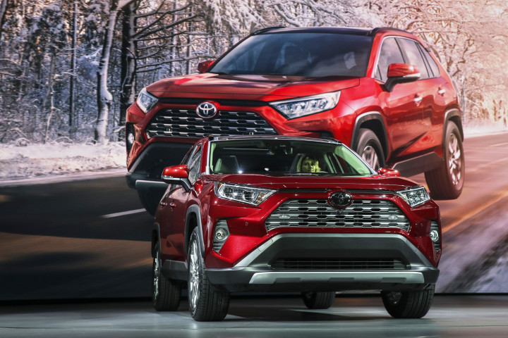 Toyota menyegarkan tampilan sang jawara segmen medium SUV, RAV4. 