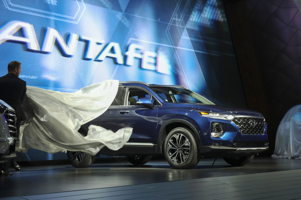 Hyundai yang kian agresif menggarap pasar AS, meluncurkan Santa Fe 2019. SUV mewah ini menyasar segmen menegah atas. 