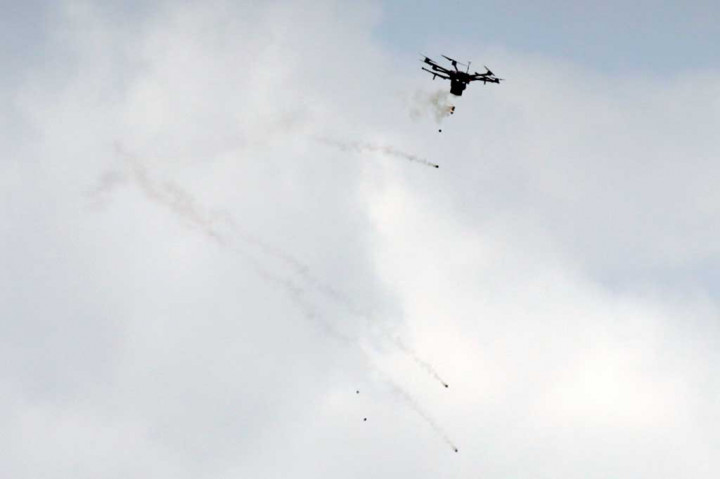 Tentara Israel menggunakan drone untuk menjatuhkan gas air mata ke arah pengunjuk rasa warga Palestina.