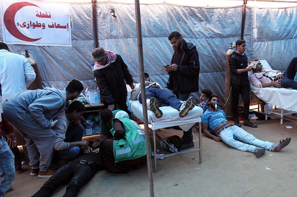 Lebih dari 1.400 orang terluka, termasuk 758 akibat tembakan langsung, dengan sisanya terluka oleh peluru karet dan menghirup gas air mata. 