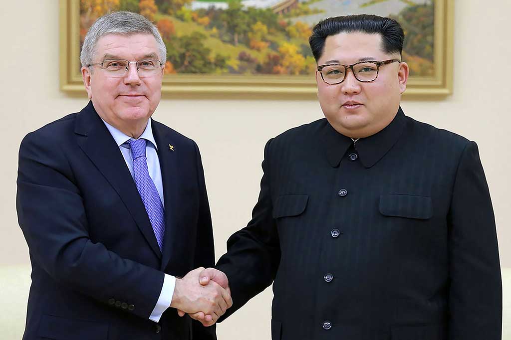 Pemimpin Korea Utara Kim Jong-Un menyambut hangat kedatangan Presiden Komite Olimpiade Internasional (IOC) Thomas Bach di Pyongyang.