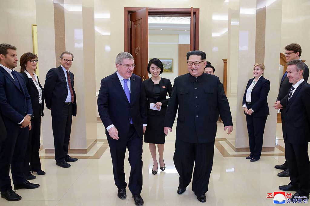 Bach berkunjung ke Pyongyang pada Kamis, 29 Maret 2018, setelah partisipasi Korut dalam Olimpiade Musim Dingin 2018 di Pyeongchang, Korsel, telah membantu mencairkan ketegangan di semenanjung Korea. Dalam pertemuan itu Bach menyampaikan apresiasinya kepada pemimpin Korut sehingga Olimpiade Musim Dingin itu menjadi simbol perdamaian.