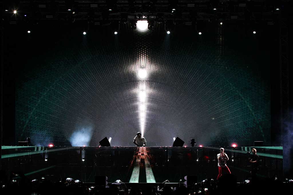 Duo DJ asal Amerika Serikat, The Chainsmokers tampil di atas panggung pada 'The Chainsmokers Live in Concert' di JIExpo, Kemayoran, Jakarta, Jumat, 30 Maret 2018. Konser diawali dengan single Sick Boy, dilanjutkan dengan Everybody Hates Me, Inside Out, Let Me Down, Split, dan Roses. 