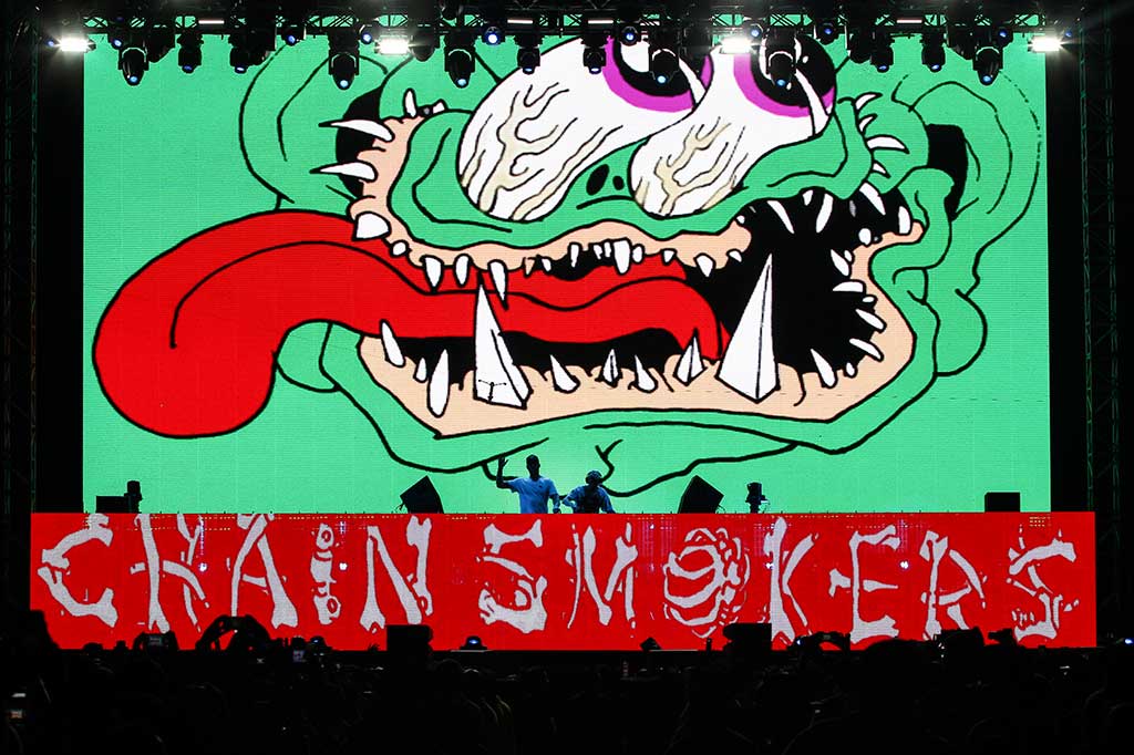 Dalam aksinya, grup yang terbentuk pada 2012 tersebut selain membawakan lagu-lagu hits seperti Closer, Don't Let Me Down, dan Something Just Like This, juga menampilkan lagu Zombie yang dipopulerkan The Cranbarries. Kembang api dan tembakan confetti mengakhiri penampilan mereka.