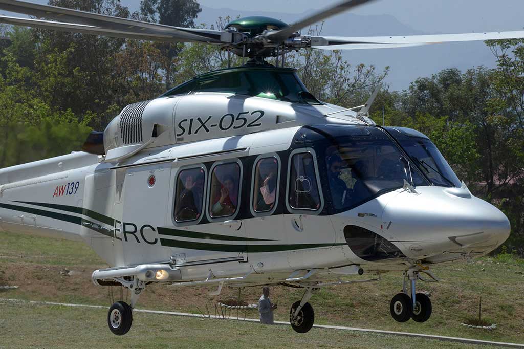 Aktivis Pakistan dan penerima Hadiah Nobel Perdamaian Malala Yousafzai tiba di Lembah Swat dengan menaiki helikopter militer dan pengawalan ketat, Sabtu, 31 Maret 2018.