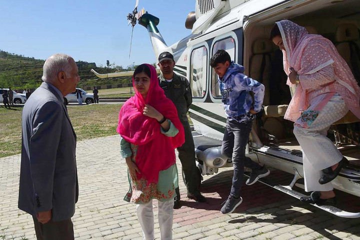Kunjungan Malala sangat dirahasiakan dan mendapat pengawalan ketat personel militer Pakistan. Dia ditemani kedua orang tuanya dan dua saudara laki-lakinya.