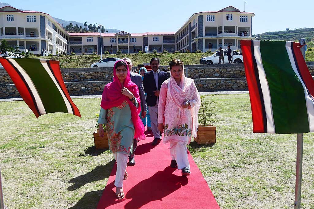Malala didampingi Menteri Negara untuk Informasi dan Penyiaran Pakistan Maryam Aurangzeb mengunjungi sekolah Swat Cadet College Guli Bagh, sekitar 15 km Mingora, kota utama distrik tersebut. Dia kemudian berbicara dengan siswa sekolah tersebut sebelum kembali ke Islamabad.