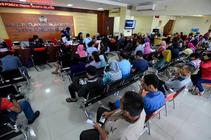 Puluhan wajib pajak mengantre untuk melaporkan Surat Pemberitahuan Tahunan (SPT) pajak di Kantor Pelayanan Pajak (KPP) Pratama Jakarta Pesanggrahan, Jakarta, Sabtu, 31 Maret 2018. 