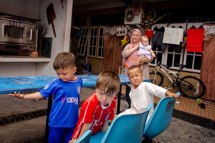 Berdasarkan data UNHCR, atau lembaga PBB yang mengurus pengungsi, ada lebih dari 14.000 pengungsi yang kini berada di Indonesia. Saat ini ada 1.176 orang imigran di Pekanbaru, Riau yang sekitar 70 persen berstatus pengungsi dan sisanya masih dalam proses mencari suaka. Mereka paling banyak berasal dari Afghanistan, yakni mencapai 930 Orang, sisanya dari Irak, Iran, Palestina, Sudan, Myanmar Rohingnya, Somalia, Pakistan, Srilanka, Bangladesh, serta dari Yordania, dan Suriah.