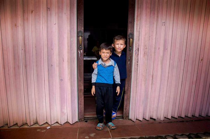 Sekitar 239 dari 1176 pengungsi dan pencari suaka di Pekanbaru adalah anak-anak yang berumur di bawah 17 tahun. Mereka rata-rata sudah tinggal 4-5 tahun, namun belum kunjung mendapatkan persetujuan status warga negara dari negara tujuan.