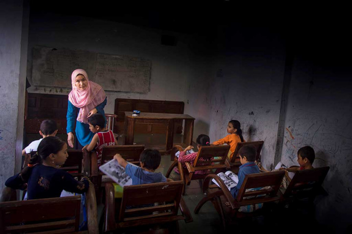 Pendidikan untuk pengungsi anak hingga kini masih seadanya, karena lebih banyak dilakukan sukarela oleh sesama pengungsi yang punya latar belakang di dunia pendidikan atau guru, dengan menggunakan salah satu ruang di dalam rumah komunitas sebagai kelas, yang difasilitasi IOM (International Organization for Migration).