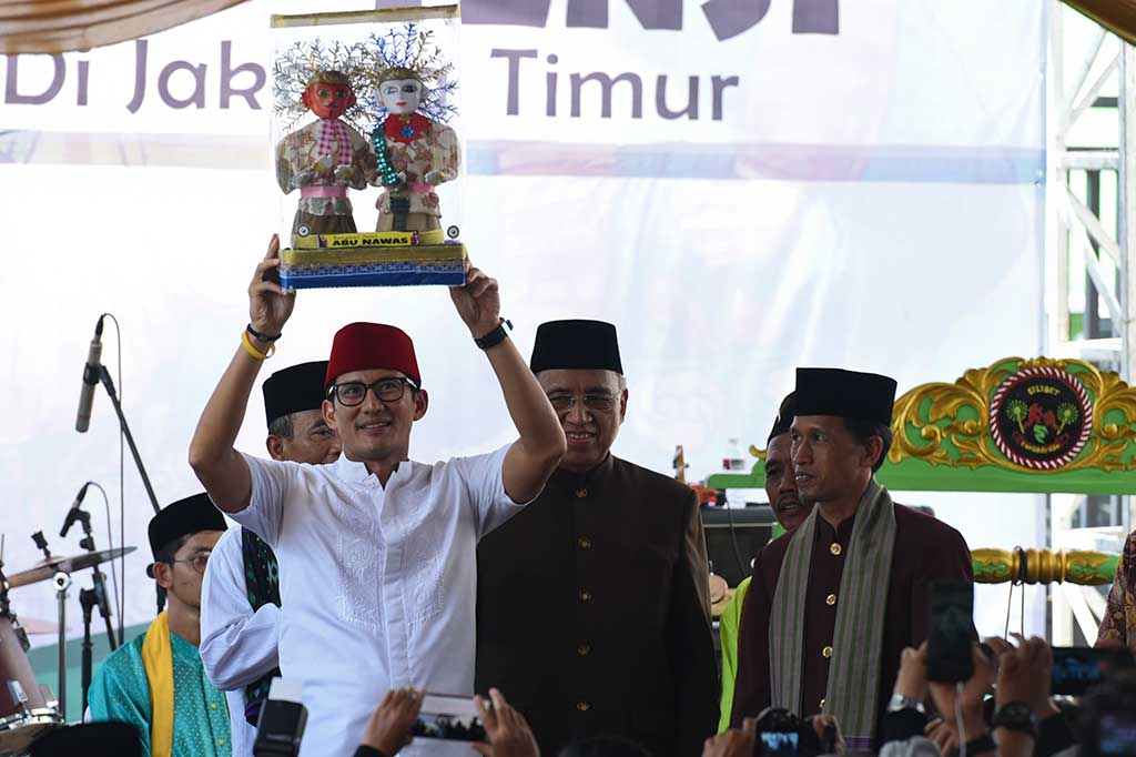 Wakil Gubernur DKI Jakarta Sandiaga Uno saat menghadiri Festival Condet mendorong perkembangan potensi budaya Betawi, khususnya di Condet seperti puluhan tempat bersejarah, kesenian Gambang Kromong, dan dodol Condet. 