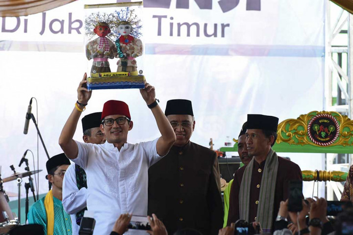 Wakil Gubernur DKI Jakarta Sandiaga Uno saat menghadiri Festival Condet mendorong perkembangan potensi budaya Betawi, khususnya di Condet seperti puluhan tempat bersejarah, kesenian Gambang Kromong, dan dodol Condet. 