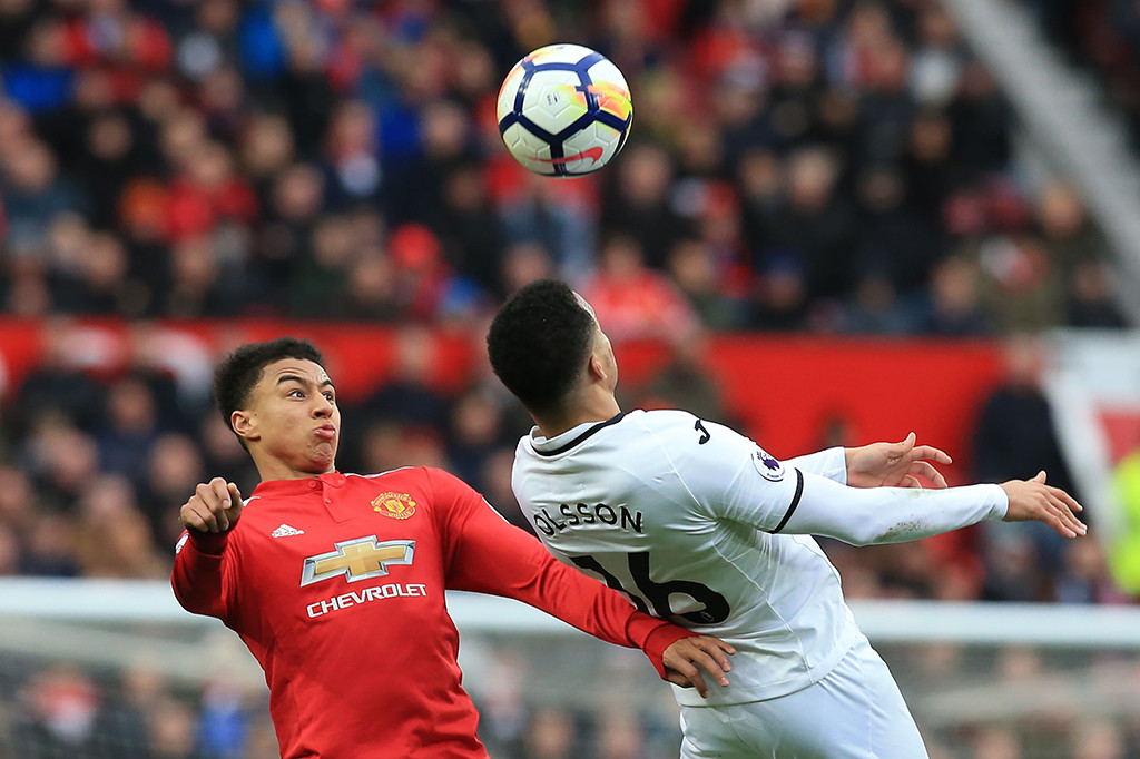 Kemenangan ini membuat pasukan Jose Mourinho sedikit menjauh kejaran Liverpool yang berada di peringkat tiga klasemen.
