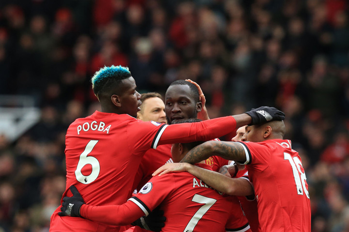 Manchester United memantapkan posisi mereka di peringkat dua klasemen EPL usai menang 2-0 atas Swansea. 