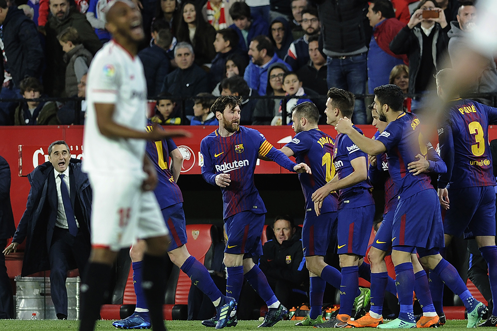 Tertinggal dua gol, Barcelona mencoba meningkatkan laju serangan. Berbagai upaya dilakukan Lionel Messi dan kawan-kawan demi menghindari kekalahan perdana pada musim ini.