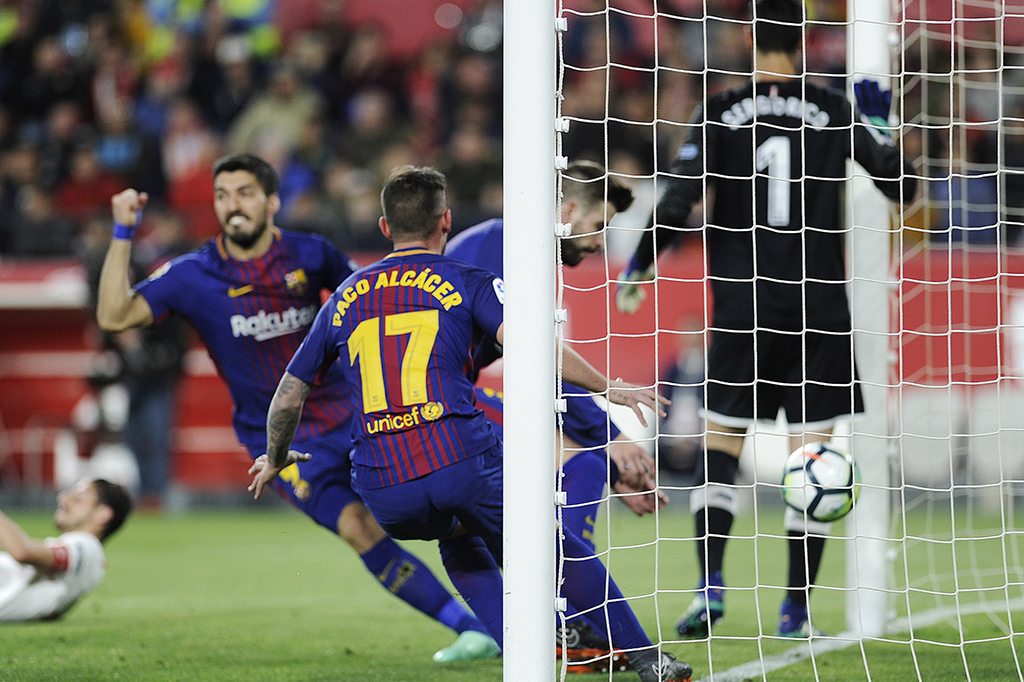 Usaha tersebut membuahkan hasil. Luis Suarez membuka harapan Barcelona setelah mencetak gol pada menit ke-88.
