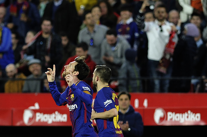 Semenit kemudian, Lionel Messi mencatatkan nama di papan skor. Tembakan jarak jauh La Pulga tidak mampu dihentikan kiper Sevilla, Sergio Rico, dengan sempurna. Bola masuk ke gawang tuan rumah sekaligus membuat skor imbang 2-2.
